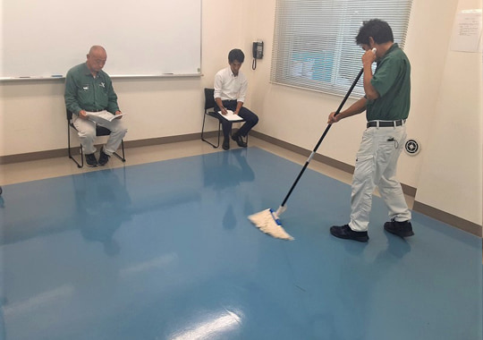 汚水回収、拭き上げ作業