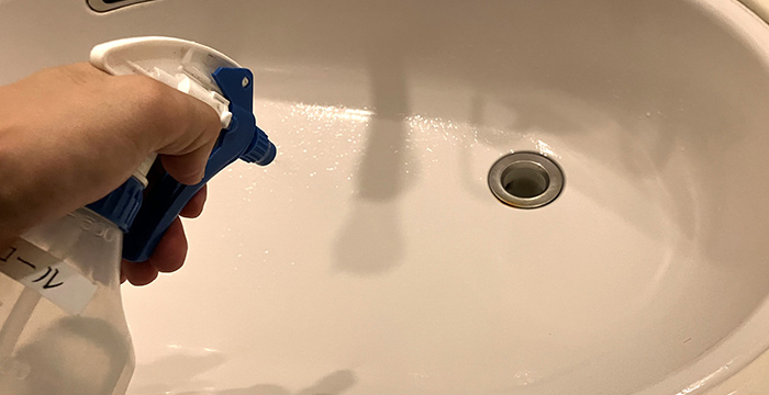 洗浄後は、除菌クリーナーを使用して水回りをクリーニング。